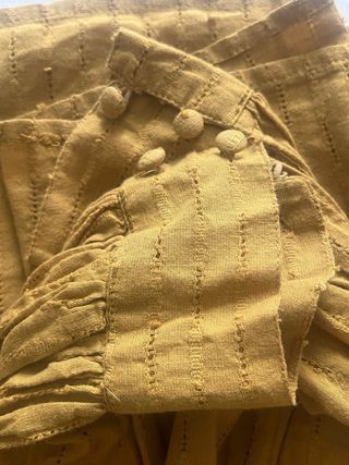 Blusa amarilla con pliegues y encaje