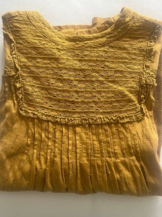 Blusa amarilla con pliegues y encaje