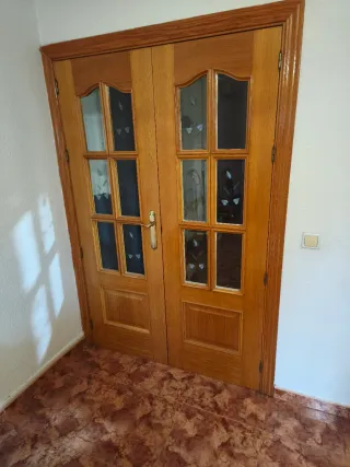 Puerta madera clásica acristalada en Valdemoro