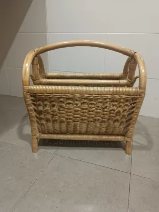 Revistero de mimbre y madera