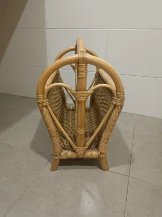 Revistero de mimbre y madera