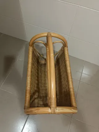 Revistero de mimbre y madera