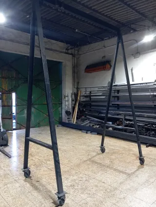 Pórtico de acero con ruedas