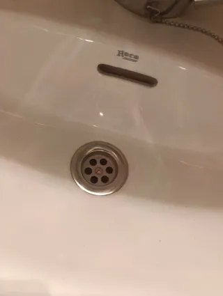 Conjunto de baño cerámica y metal. Marca Roca .