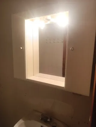 Conjunto de baño cerámica y metal. Marca Roca .