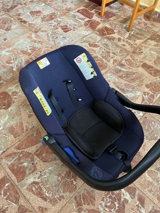 Silla de coche azul y negra