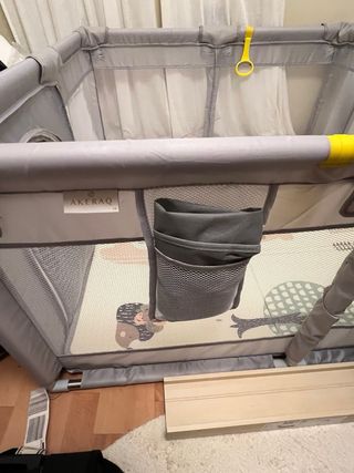 Parque infantil con alfombra de juegos