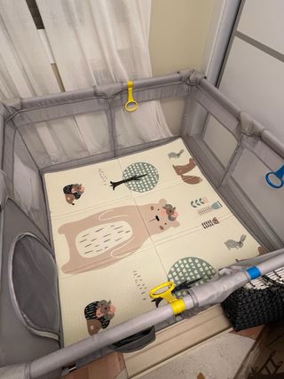 Parque infantil con alfombra de juegos