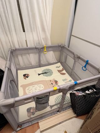 Parque infantil con alfombra de juegos