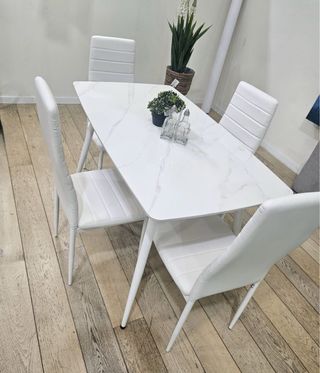 Mesa mármol y 4 sillas blancas