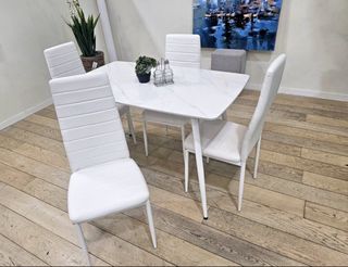 Mesa mármol y 4 sillas blancas