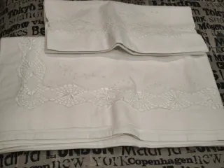 Lote de ropa de cama bordada