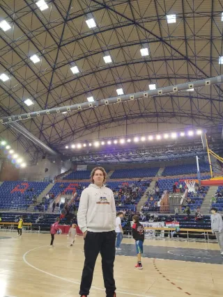 LOGROÑO joven juega con niños,pasea perros etc...