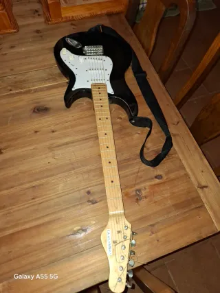 Guitarra Eléctrica Negra La Alhambra