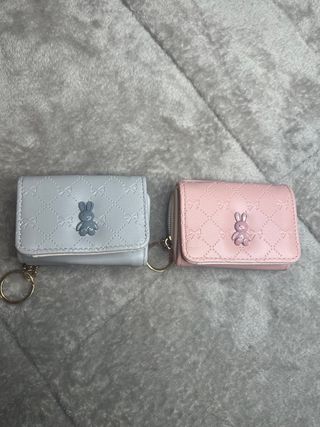 Monedero gris acolchado con detalle de conejito.