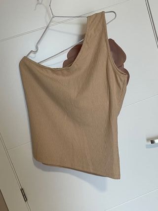 Blusa asimétrica con flor