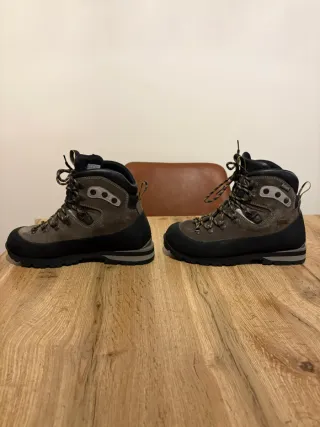 Stivali Bestard 42,5 con attacchi a strappo