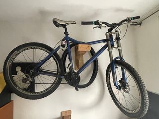 Soporte de madera para bicicleta