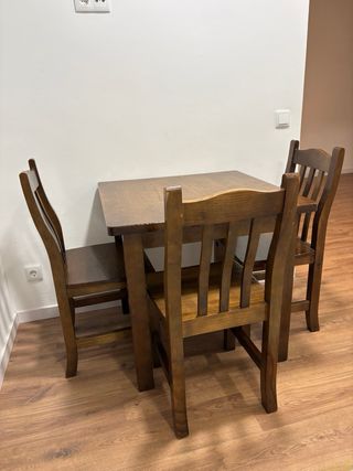 Mesa de madera con 4 sillas