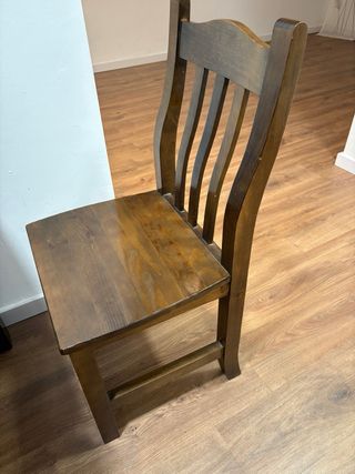 Mesa de madera con 4 sillas