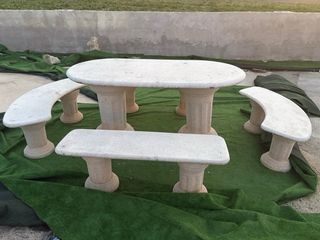 Mesa y bancos de granito