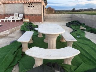 Mesa y bancos de granito