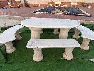 Mesa y bancos de granito