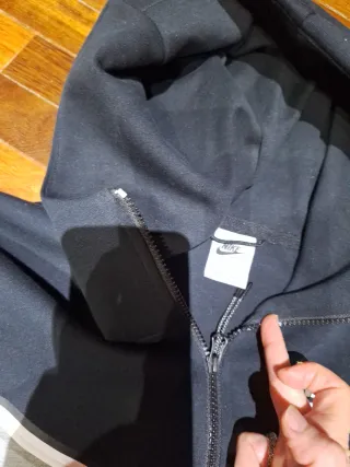 Sudadera Nike con cremallera gris y negra.