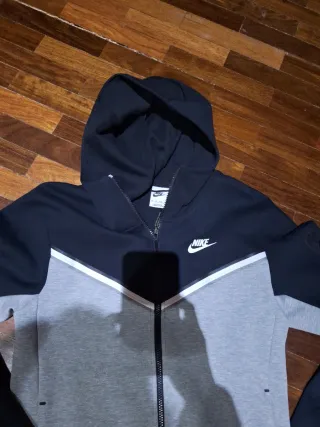Sudadera Nike con cremallera gris y negra.