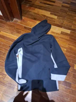 Sudadera Nike con cremallera gris y negra.