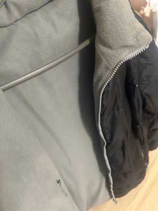 Chaqueta acolchada negra y gris