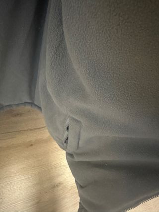 Chaqueta acolchada negra y gris