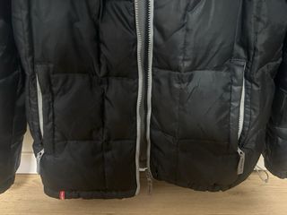 Chaqueta acolchada negra y gris