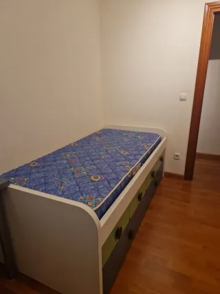 Dormitirio completo: cama nido, armario, mesillas