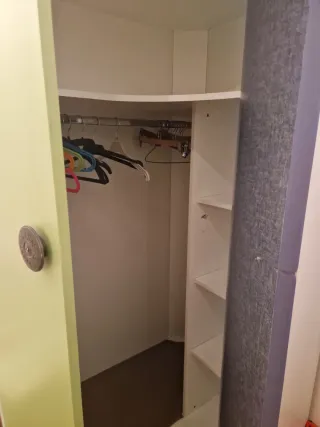 Dormitirio completo: cama nido, armario, mesillas