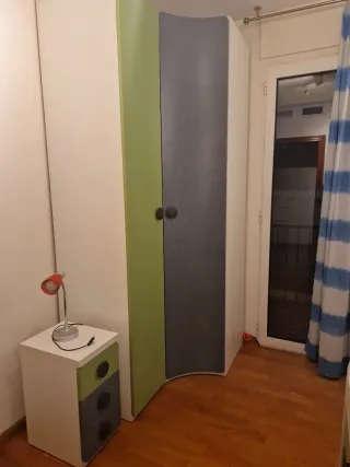 Dormitirio completo: cama nido, armario, mesillas