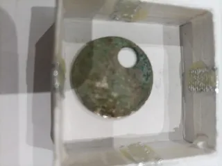 Moneda antigua con agujero , precios negociables