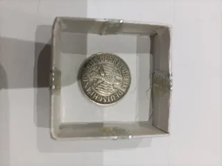 Moneda antigua con agujero , precios negociables