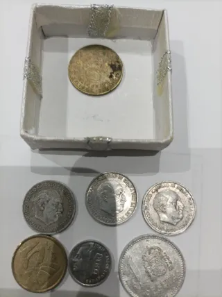 Moneda antigua con agujero , precios negociables