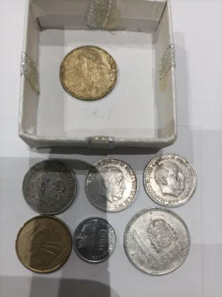 Moneda antigua con agujero , precios negociables