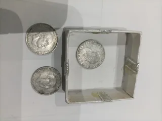 Moneda antigua con agujero , precios negociables