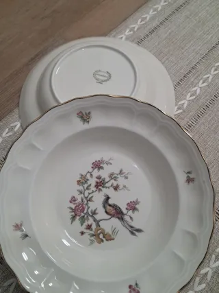 Pareja de platos de porcelana con pájaro y flores