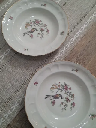 Pareja de platos de porcelana con pájaro y flores
