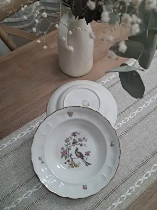 Pareja de platos de porcelana con pájaro y flores
