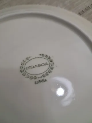 Pareja de platos de porcelana con pájaro y flores