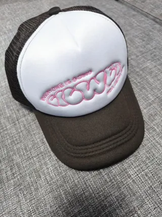 Gorra trucker negra y rosa