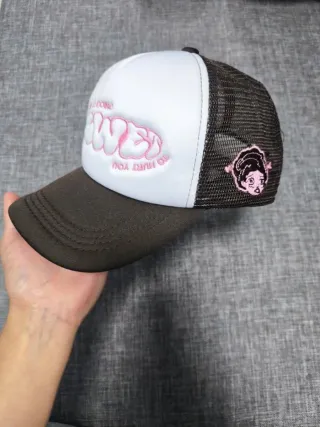 Gorra trucker negra y rosa
