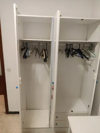 Armario y mesita de noche blancos