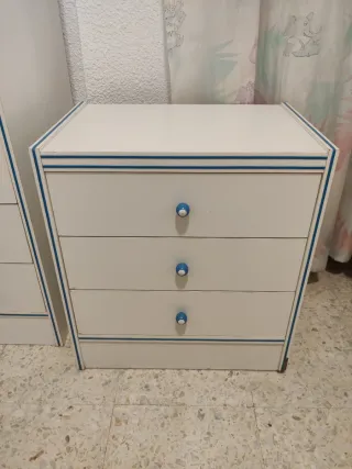 Armario y mesita de noche blancos