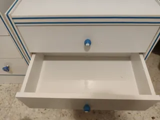 Armario y mesita de noche blancos